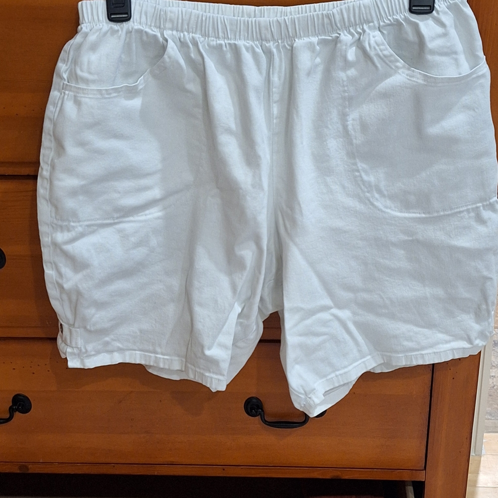 😉Catherines Women's White Cargo Shorts